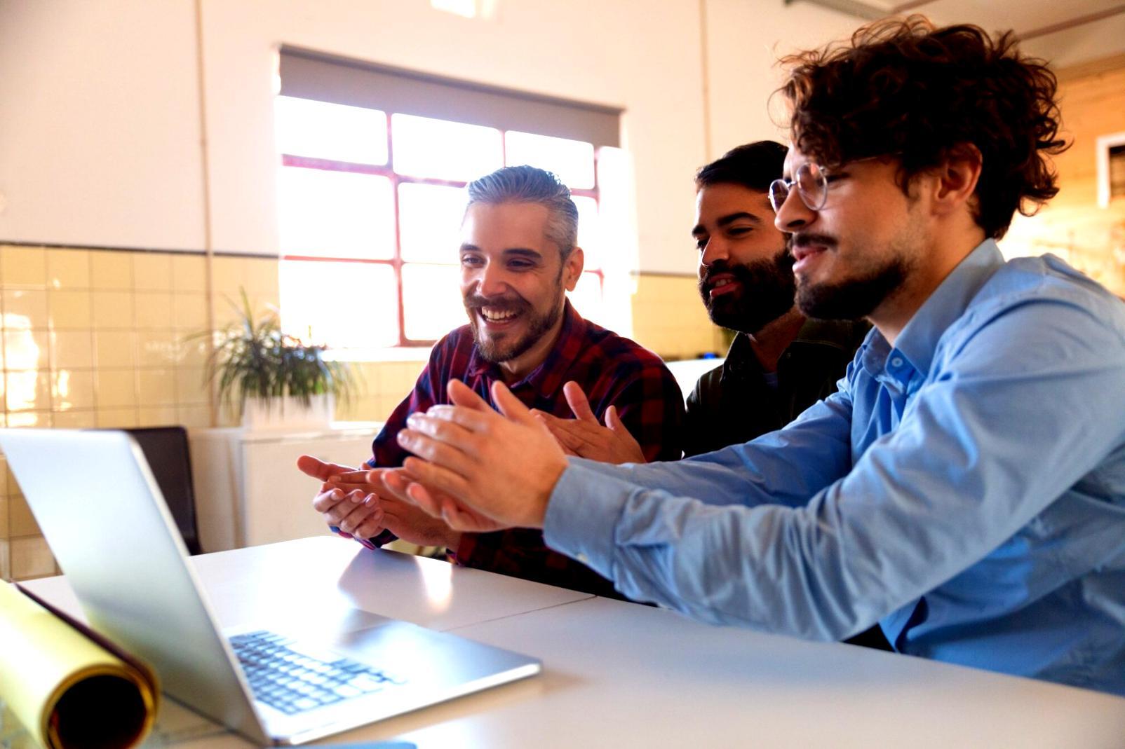 Estudiantes trabajando en análisis financiero durante sesión práctica